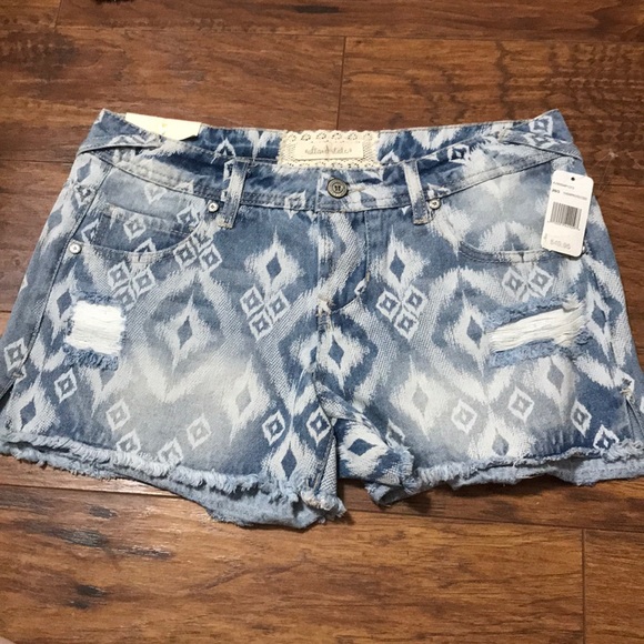 Altar’d State Jean Shorts (3) - Picture 4 of 6